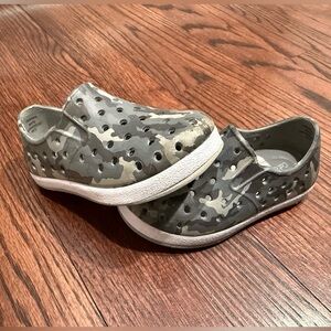 Cat & Jack Gray/Green Camouflage Toddler Slip-On Water Shoes - Size 6